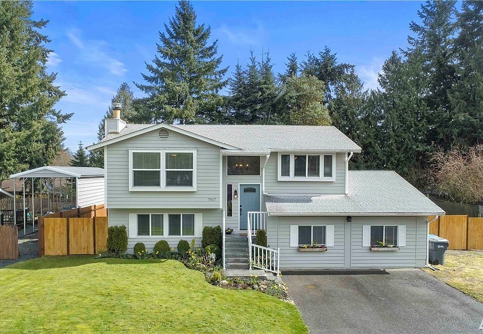 Beautifully updated 3 bedroom home on a large fenced and landscaped lot.  You couldn't ask for a better location!  Close to freeway access, shopping and it's located in the Puyallup school district!