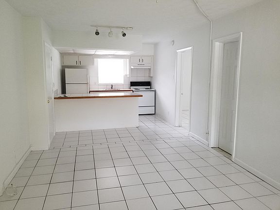 4th image of 901 NE 16th Ave