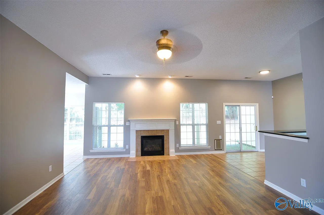 3 bed, 2.0 bath, 2100 sqft, $1,995 — Photo 2