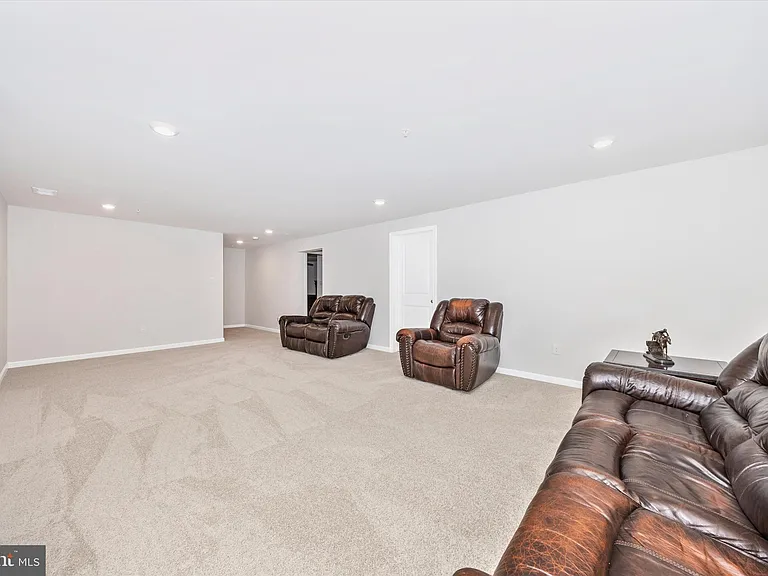 700 Bond St — Photo 34