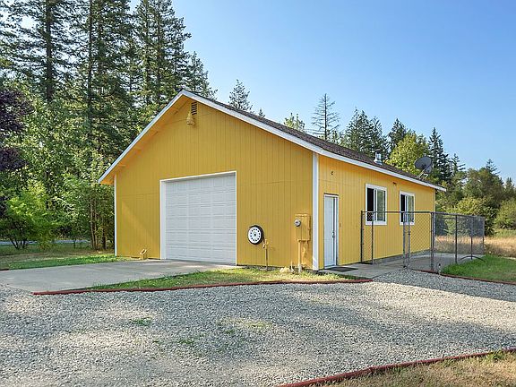 Huge shop with pwr/water.