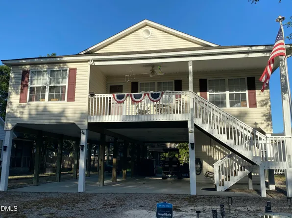 105 NW 3rd St, Oak Island, NC 28465