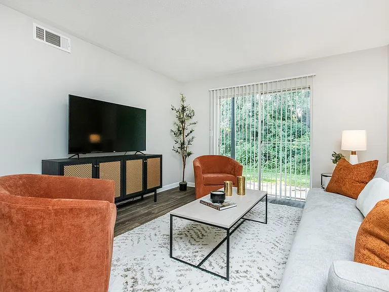 Silverstone Apartments — Photo 5