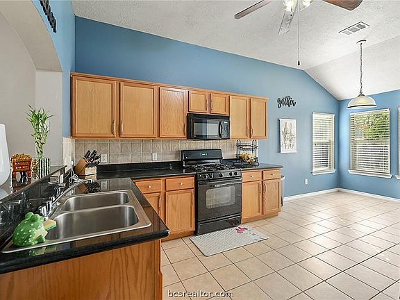 4th image of 915 Crested Point Dr