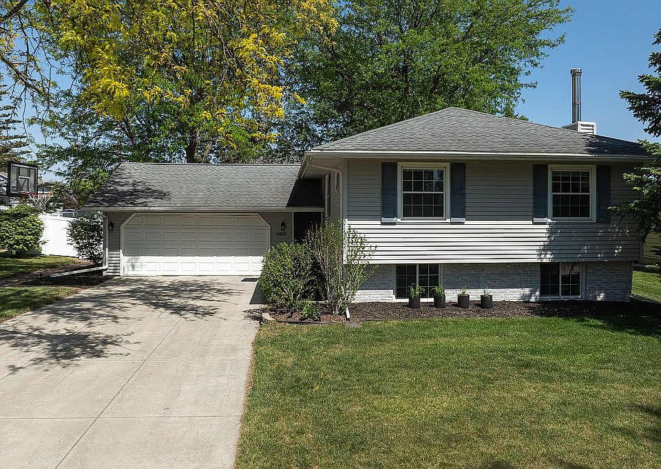 1st image of 6828 Devonshire Dr NE