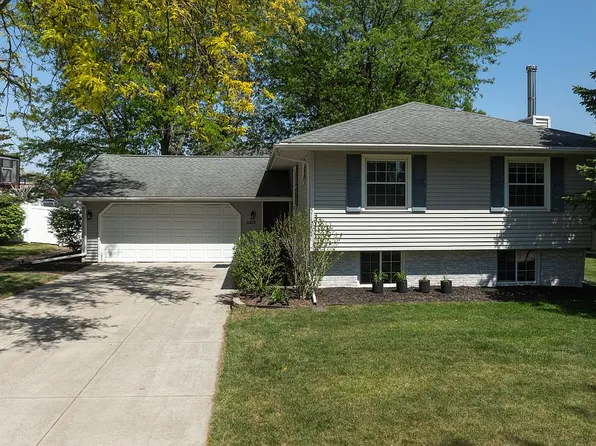 6828 Devonshire Dr NE, Cedar Rapids, IA 52402
