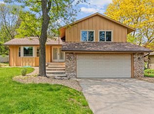 1716 Evergreen Dr, Woodbury, MN 55125