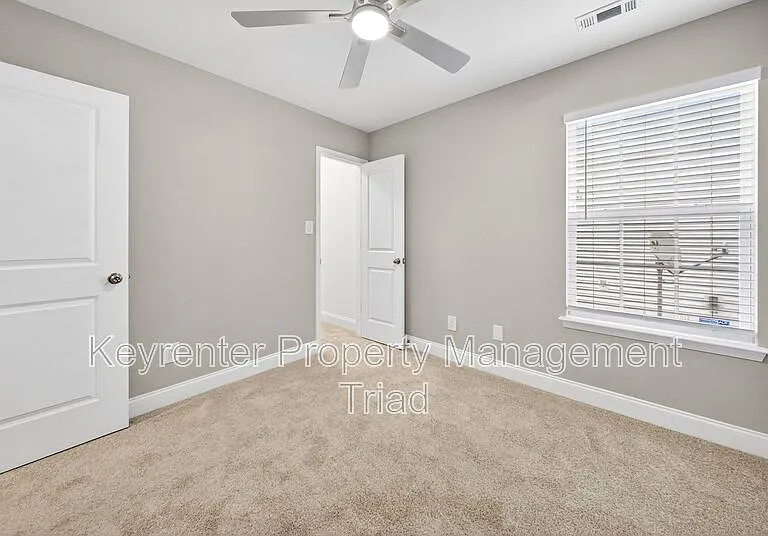 1153 Hawick Dr — Photo 24