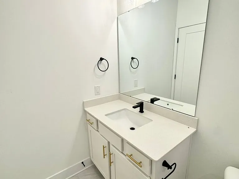 175 W Black St #204 — Photo 16