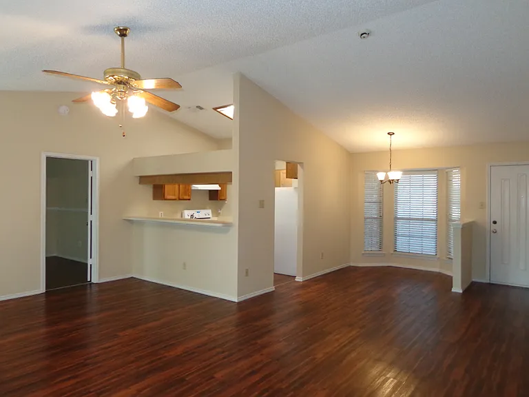 323 Iberis Dr — Photo 3