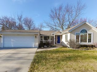 572 Chatham Cir, Buffalo Grove, IL 60089