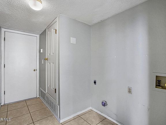 5th image of 921 Centennial Dr