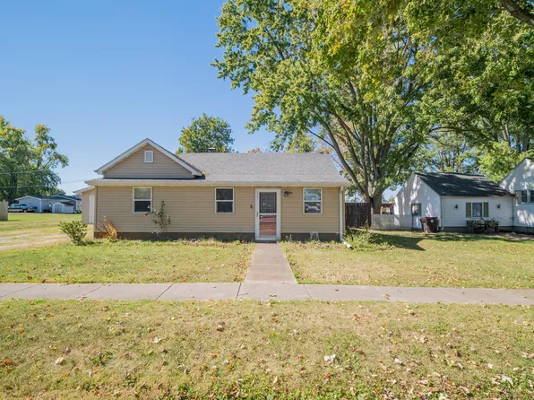 311 S Locust St, Wapella, IL 61777