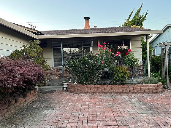 Private Fenced-in Courtyard