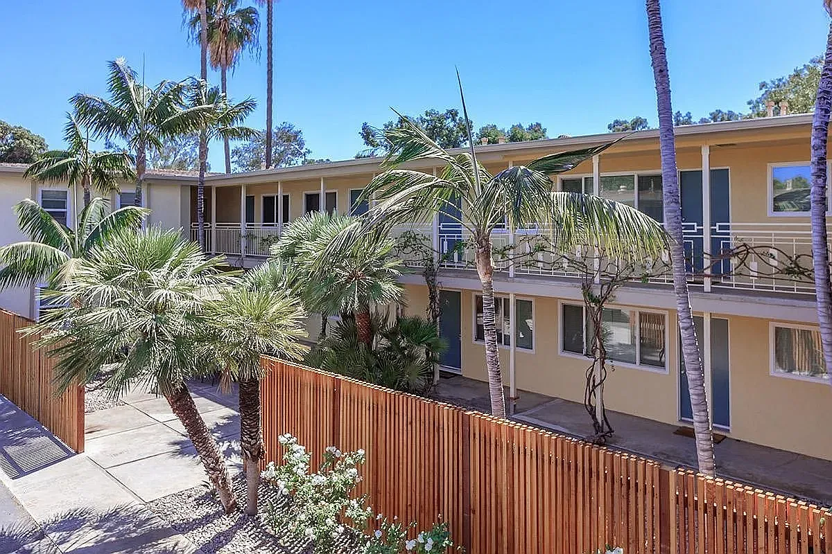 Paradise Palms Apartments — Photo 1