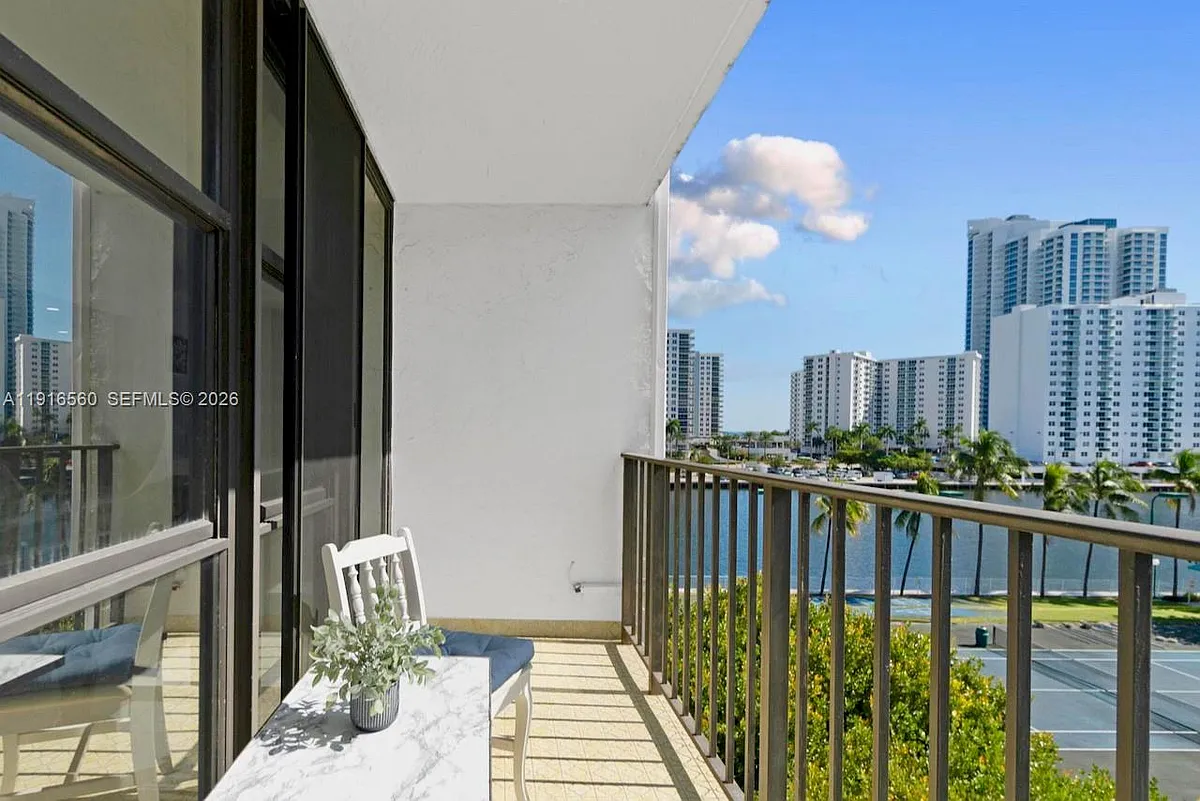 Building Photo - 1000 Parkview Dr #518