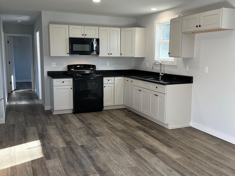 2nd image of 202 Helen St