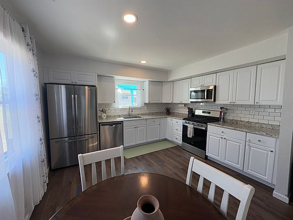 Eat-in kitchen