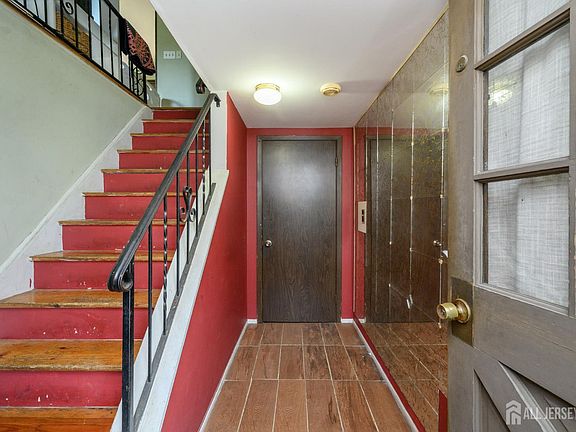 3rd image of 63 Thompson Ave