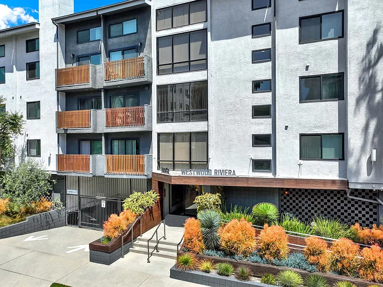 Westwood Riviera Apartments — Photo 14