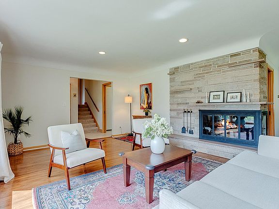 3rd image of 856 9th Ave S