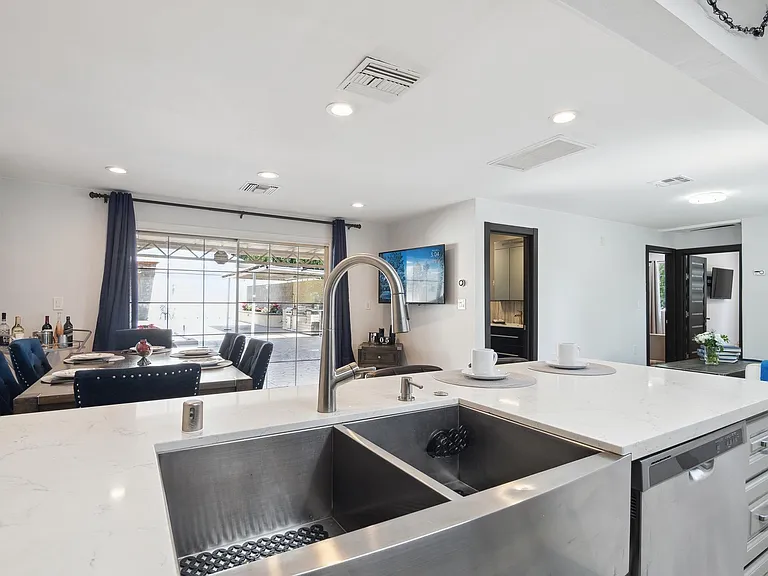 10304 Marcus Ave — Photo 7