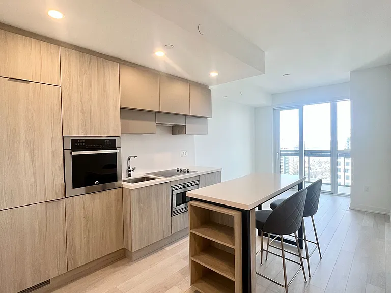 39 Roehampton Ave #3802 — Photo 2