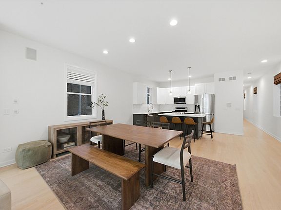 5th image of 823 N Marshfield Ave #1