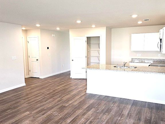 5th image of 329 Dermont Dr