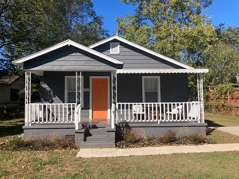 1109 McCullough Ave NE — Photo 1