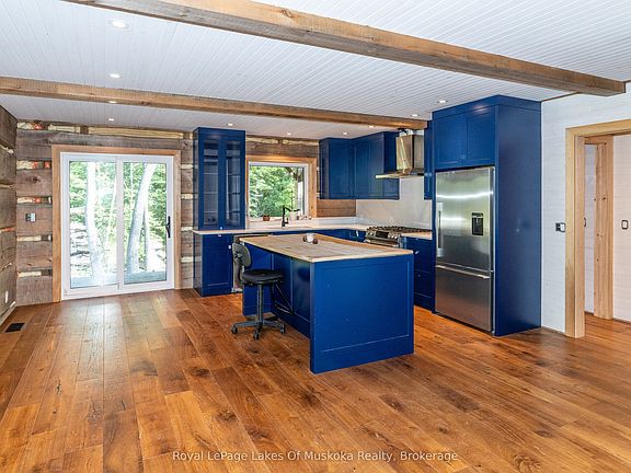 3rd image of 1029 Whiteside Rd