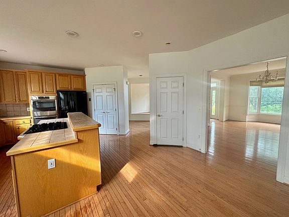 3rd image of 21931 Hyde Park Dr