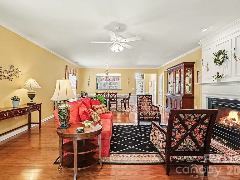 904 Peltier Dr — Photo 8