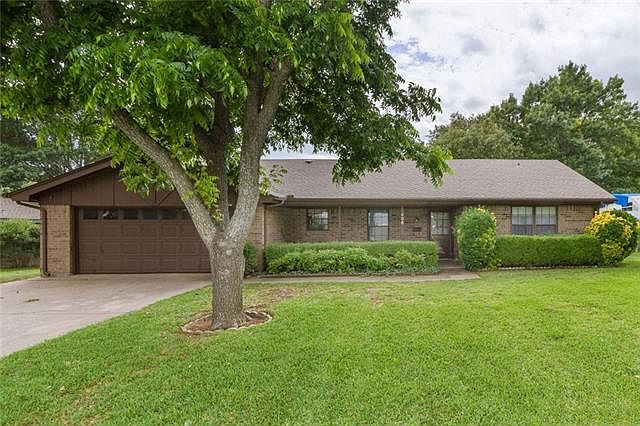1st image of 406 Rolling Hill Dr