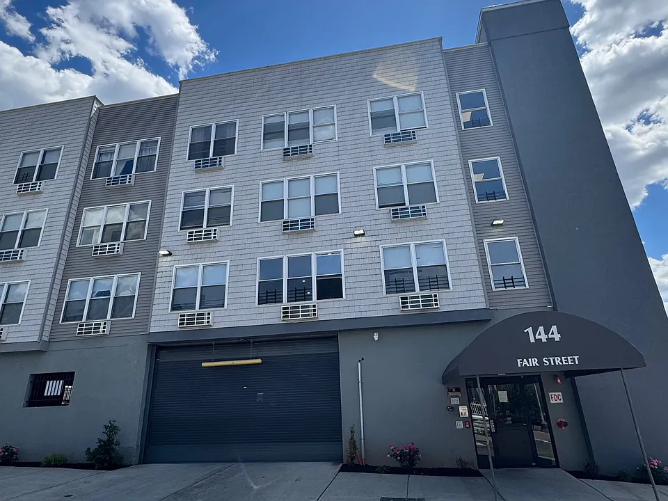 144 Fair St #207