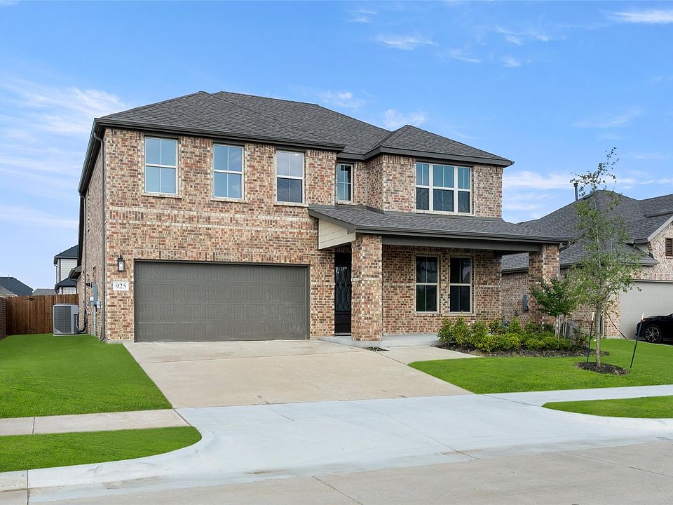 1st image of 925 Hawthorn Ln
