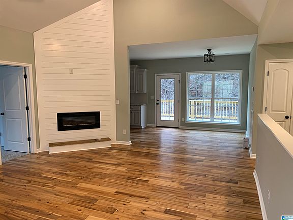 2nd image of 821 Lakeshore Cir