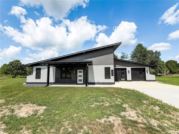 509 E Iowa St, Oblong, IL 62449