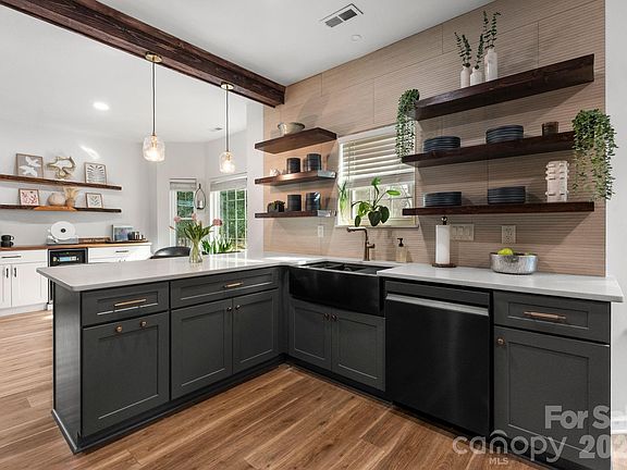 4th image of 153 Ashford Hollow Ln