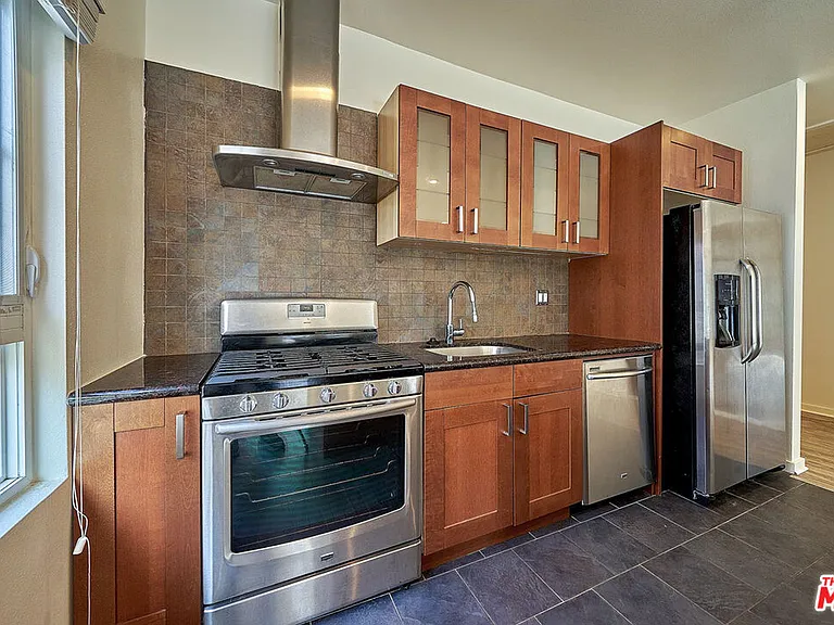 614 N Genesee Ave — Photo 25