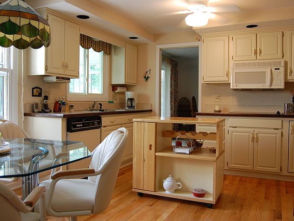 Bright Kitchen 