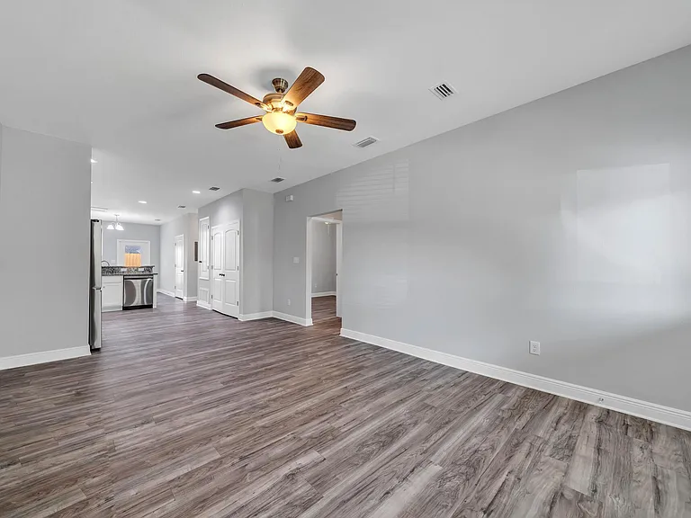 942 Ashley Ln #B — Photo 4