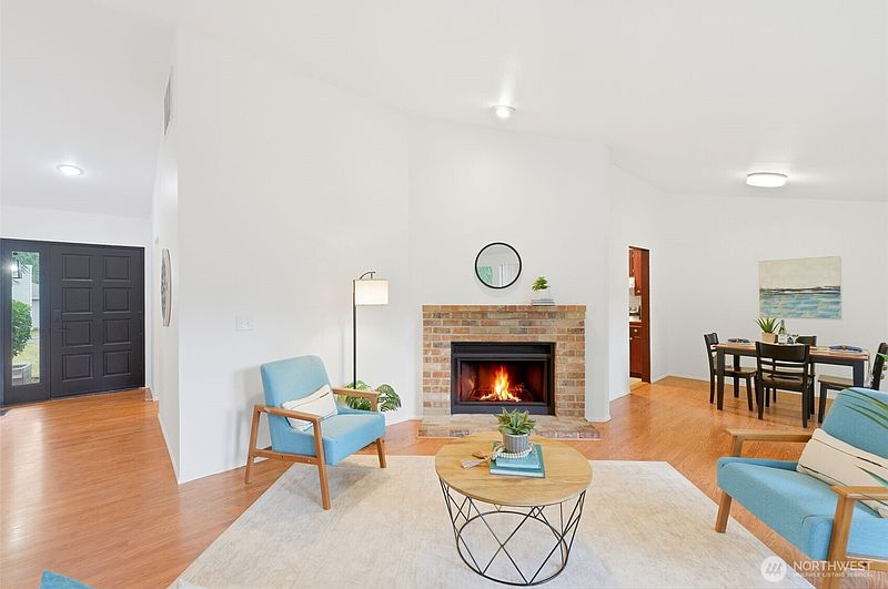 3rd image of 983 NE Marwood Drive
