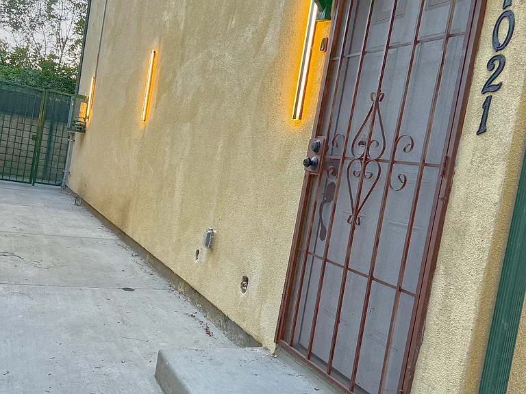 7021 Jamieson Ave — Photo 2