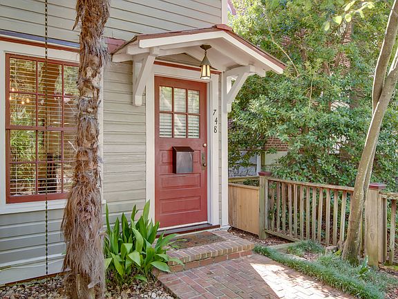 +2 beds/1 bath
+Top unit of a duplex
+Unit includes private kitchen, laundry, bedrooms, bathroom
+Property requires climbing stairs