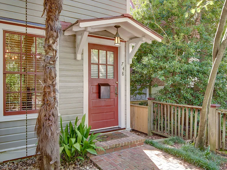+2 beds/1 bath
+Top unit of a duplex
+Unit includes private kitchen, laundry, bedrooms, bathroom
+Property requires climbing stairs