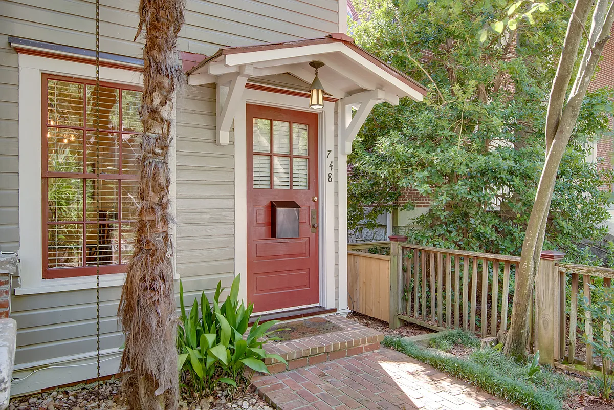+2 beds/1 bath
+Top unit of a duplex
+Unit includes private kitchen, laundry, bedrooms, bathroom
+Property requires climbing stairs - 748 United Ave SE
