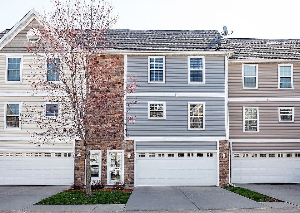 1st image of 327 NE Kingwood