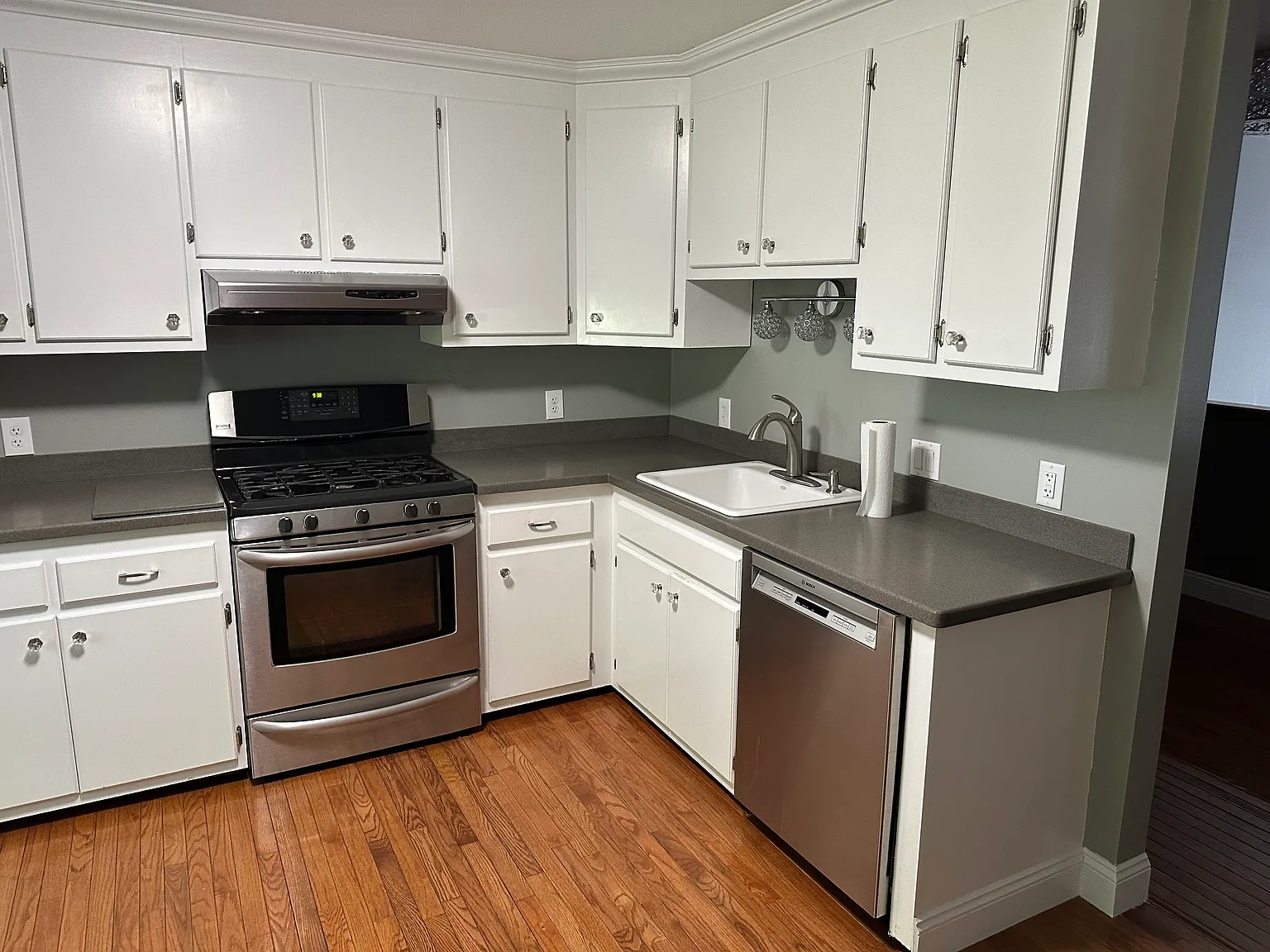 3 bed, 2.5 bath, 2158 sqft, $3,400 — Photo 3