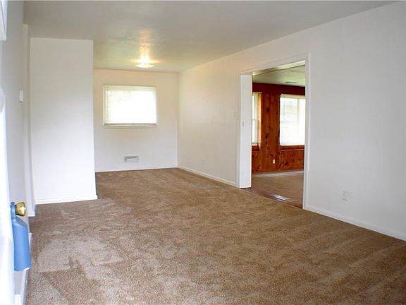 4th image of 2908 E Malden Ave